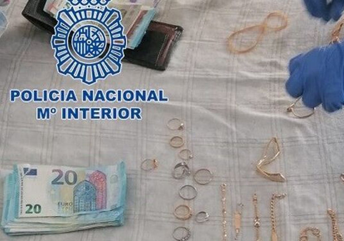 Imagen de parte de las joyas y el dinero en metálico intervenidos por la Policía Nacional.