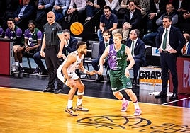 Alberto Díaz da un pase durante el encuentro contra el Le Mans.