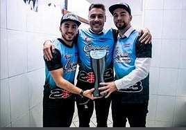 Pablo García, en el centro, flanqueado por Jordan Toledo y Arnau Pina.