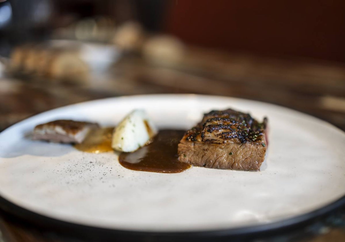 Imagen principal - Arriba, cordero cocinado a fuego lento, lomo y falda con coliflor aliñada y puré de ajos confitados. Abajo, salmonete confitado con demi glace de sus espinas y jugo de verduras al jerez, y chocolate negro Guanaja, cremoso de kirsch, frutos rojos y cacao helado.