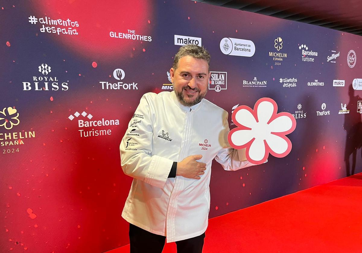 David Olivas, con una reproducción de la estrella Michelin conseguida para su restaurante Back de Marbella.