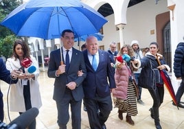 Juanma Moreno y el presidente del Parlamento, Jesús Aguirre, en su entrada al hemiciclo