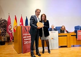 La consejera de Sanidad de la Comunidad de Madrid, Fátima Matute, eon el director de Quirónsalud Málaga, Tomás Urda