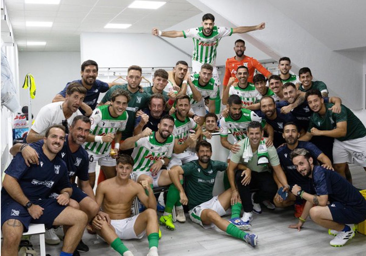 Los jugadores del Sanluqueño celebran en el vestuario una vicoria del equipo con un 'selfie'.