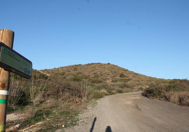 El camino comienza en un carril de tierra ancho