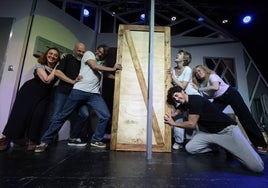 Carmen Baquero, Álvaro Carrero, Salva Reina, Rocío Rubio, Andrés Suárez y Natalia Roig, en los ensayos de la obra.