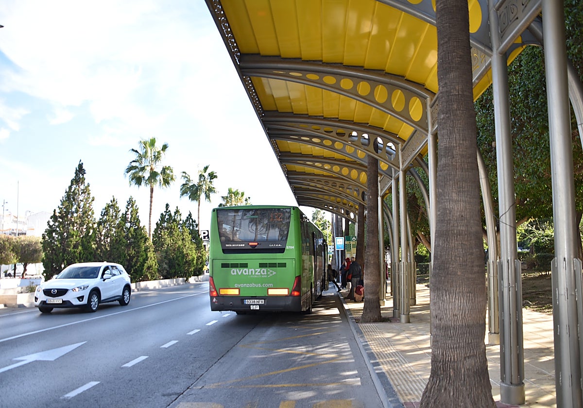 Un autobús llega a la parada del autobús en Alhaurín de la Torre.