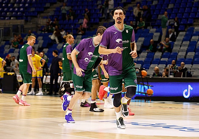 Djedovic, con un cubre de juego, durante un calentamiento. Esta prenda está siendo una de las más demandadas.