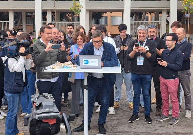 Teodomiro López ha votado en la puerta de su centro, la Facultad de Ciencias.