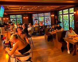 Calanmor Pub, experiencia gastronómica y entretenimiento premium en el corazón de Málaga