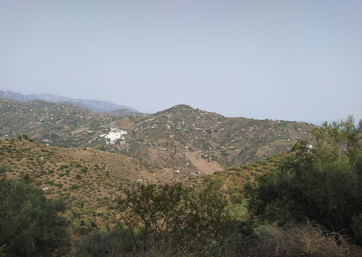 Imagen secundaria 1 - Arriba, el antiguo Molino y Noria del Competín, en Algarrobo Costa; debajo a la izquierda, una vista de Sayalonga desde Zuheyla, y a la derecha, un viejo pozo árabe en el castillo de Bentomiz y de Zuheyla.