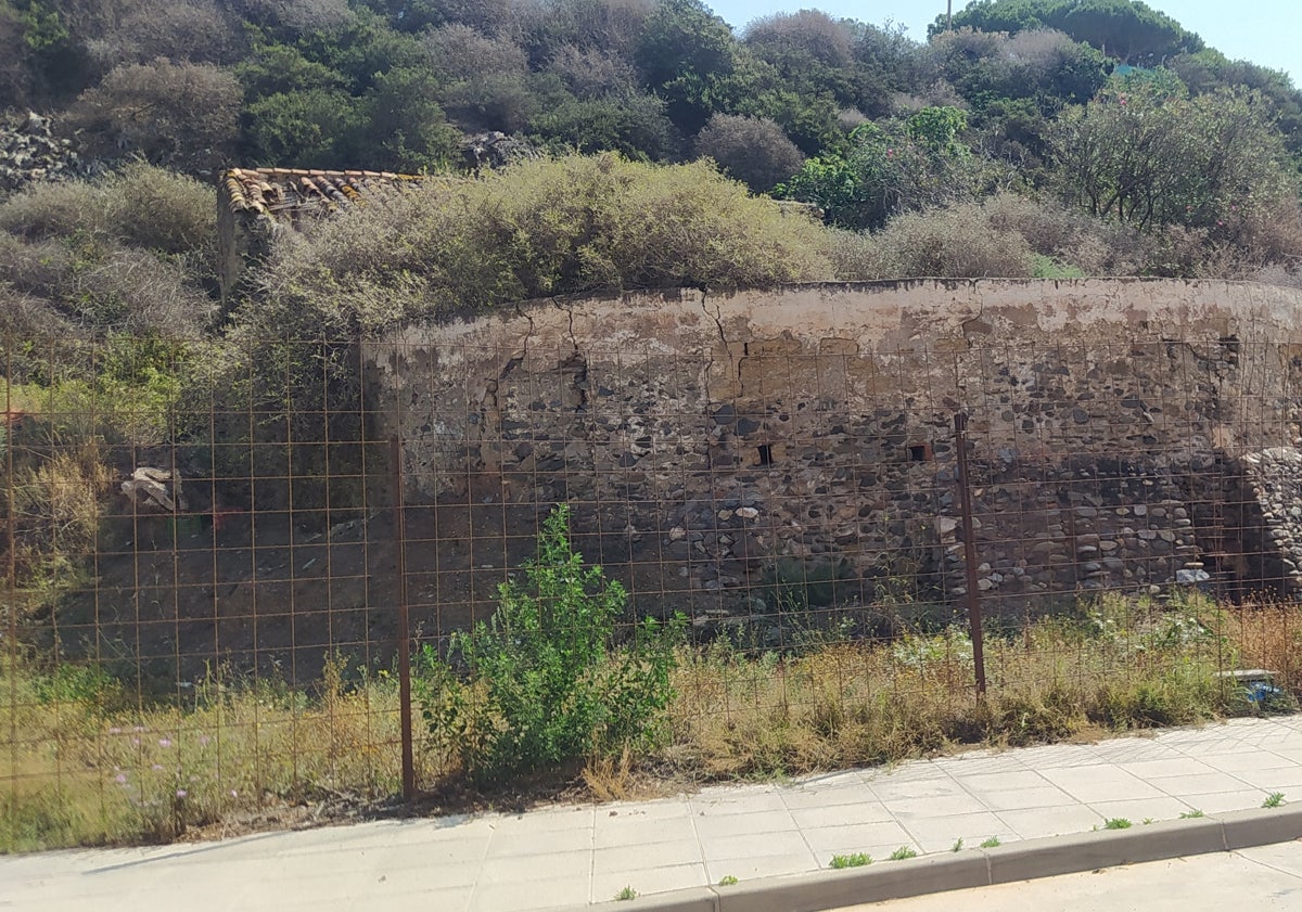 Imagen principal - Arriba, el antiguo Molino y Noria del Competín, en Algarrobo Costa; debajo a la izquierda, una vista de Sayalonga desde Zuheyla, y a la derecha, un viejo pozo árabe en el castillo de Bentomiz y de Zuheyla.