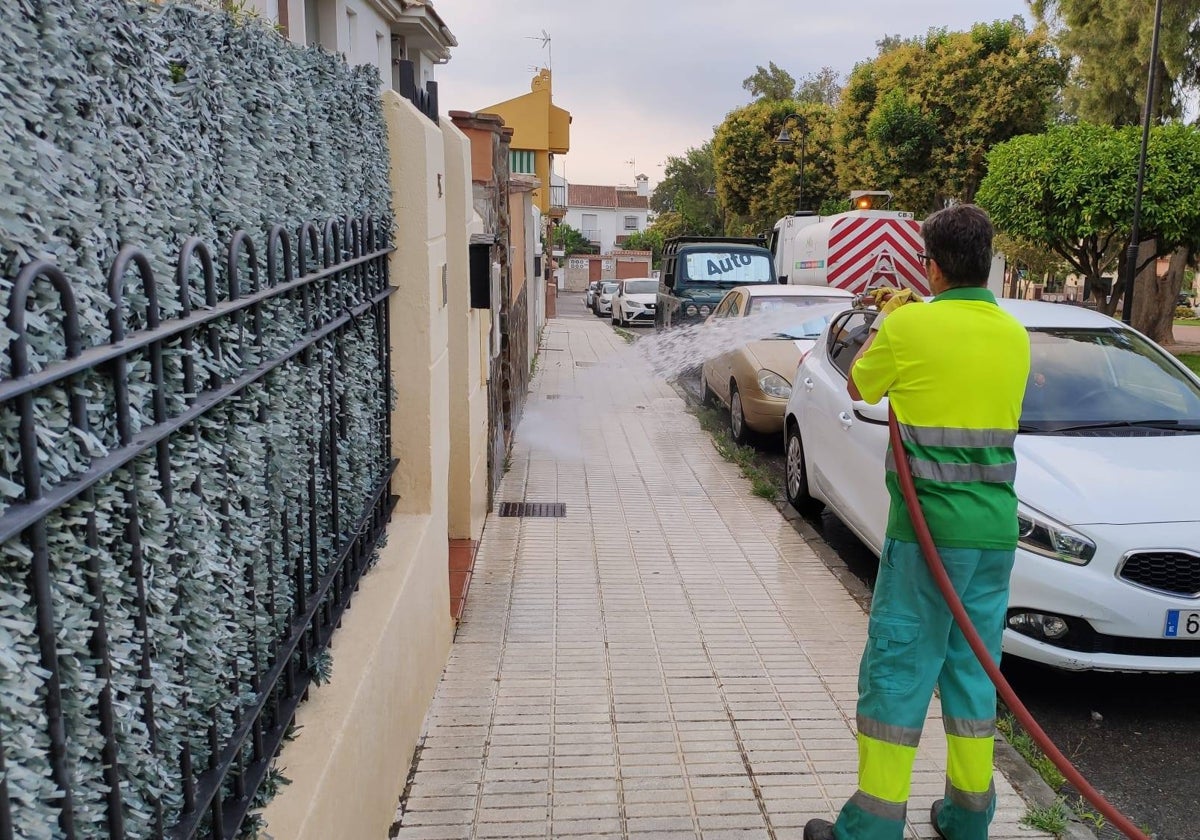 La limpieza de calles con agua potable es una de las prohibiciones por la sequía.