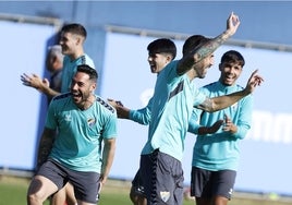 Víctor García, Dioni y Kevin, en una imagen distendida en el entrenamiento del Málaga el jueves en La Rosaleda.