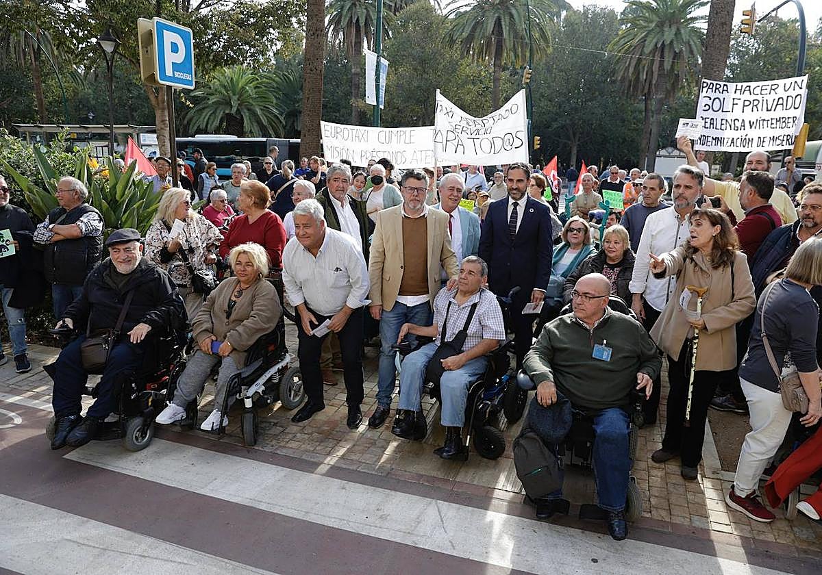 Protesta este jueves ante el Ayuntamiento para pedir más taxis adaptados.
