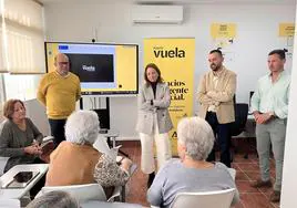 La delegada de la Junta en Málaga, Patricia Navarro, en una vista al nuevo Punto Vuela de Totalán, con el alcalde, Víctor Martín.