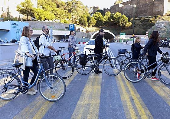 Gloria Oñate, Alejandro Mondéjar, Carlos Montoya, Manuel García, María José Márquez y Patricia Valentín, de Ruedas Redondas, ante el túnel de la Alcazaba, cuyas obras denuncian que no incluyen un carril bici.