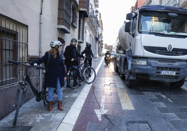 Invasión de un carril bici por una motocicleta en un carril al mismo nivel que la calzada.