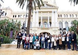 Integrantes de la plataforma, tras la recogida de firmas esta mañana en el Ayuntamiento.
