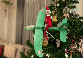 'Elf on the shelf': La divertida tradición navideña que se consolida entre las familias malagueñas