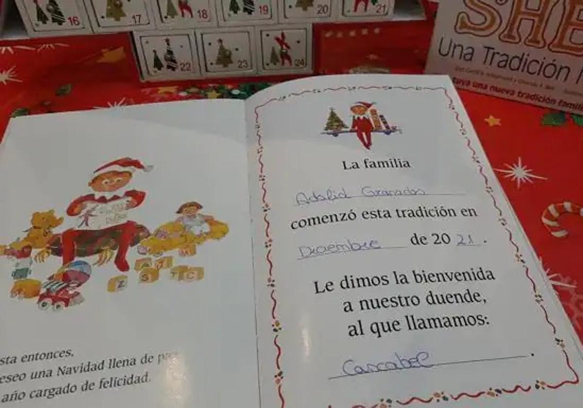 Imagen principal - Tres ejemplos de escenas con elfos en casas malagueñas. Arriba, el certificado de adopción de 'Cascabel', el elfo de la familia Adalid-Granados. Abajo, en casa de Cristina Rosón y familia Martínez-Muñoz.