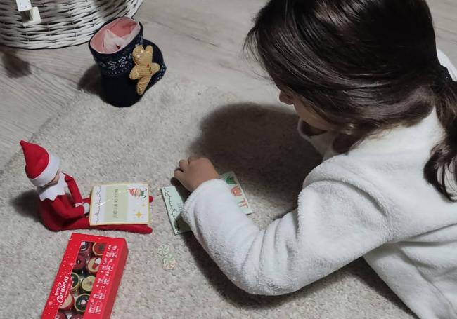 Martina, de 9 años, con su elfo.