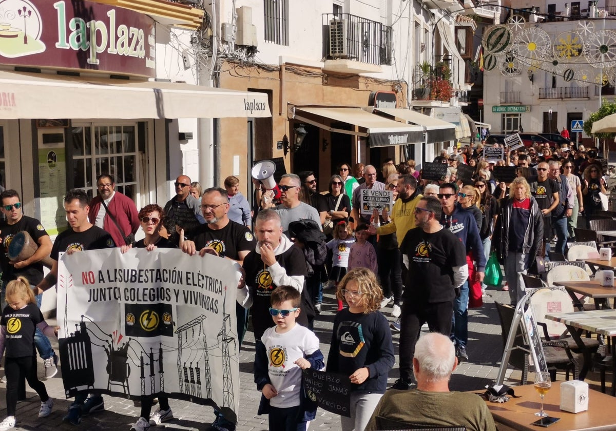 Imagen de la cabecera de la protesta que ha tenido lugar este sábado en Torrox.