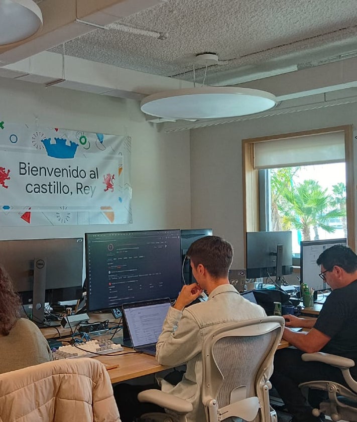 Imagen secundaria 2 - 1 Parte del equipo de VirusTotal, asomado al nuevo edificio. 2 El futbolín ha sobrevivido a su tercera mudanza. 3 En la nueva sede sigue habiendo espacio para las bromas, como este cartel dedicado a Bernardo Quintero.