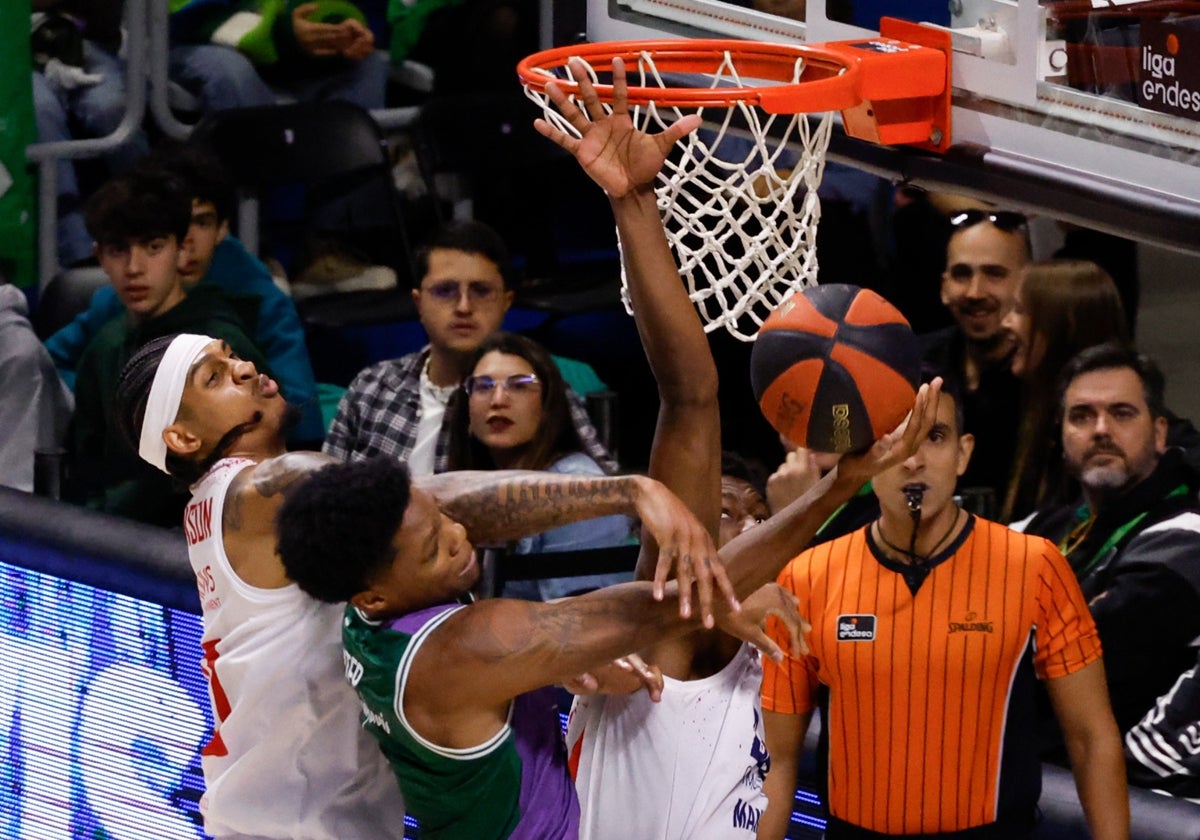 Tyson Carter trata de elevar el balón obstaculizado por varios jugadores del Manresa.