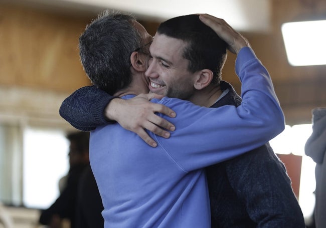 El director Lino Escalera y Jaime Lorente se abrazan tras terminar una escena.