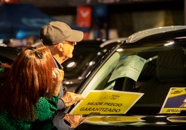 Pareja observando una de las ofertas disponibles durante el Salon Motor Málaga 2023.