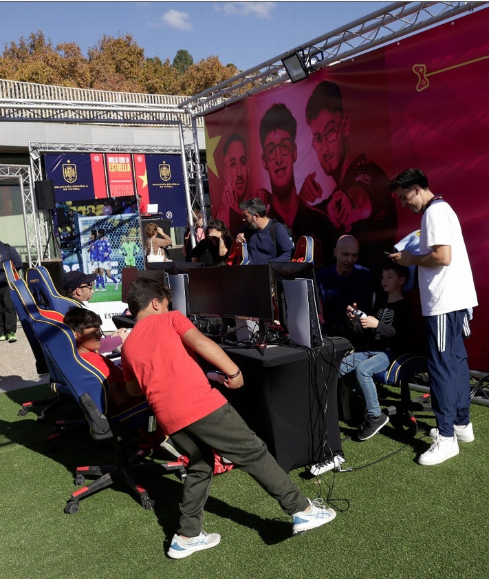 Imagen secundaria 2 - La selección española calienta motores con una &#039;fan zone&#039; en el Muelle Uno