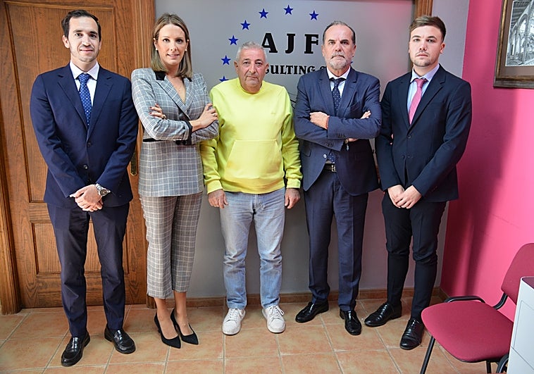 Francisco Mena, en el centro junto a los abogados que han llevado su caso.