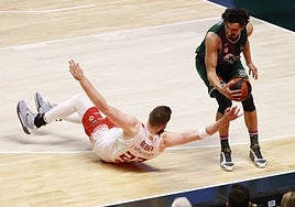 Djedovic se lleva el balón ante Geben, en un lance del Unicaja-Manresa del sábado.