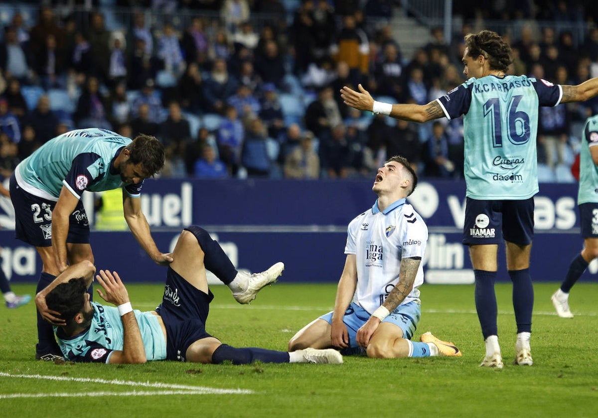 Roberto se lamenta arrodillado, en un lance del duelo del sábado ante el Sanluqueño.