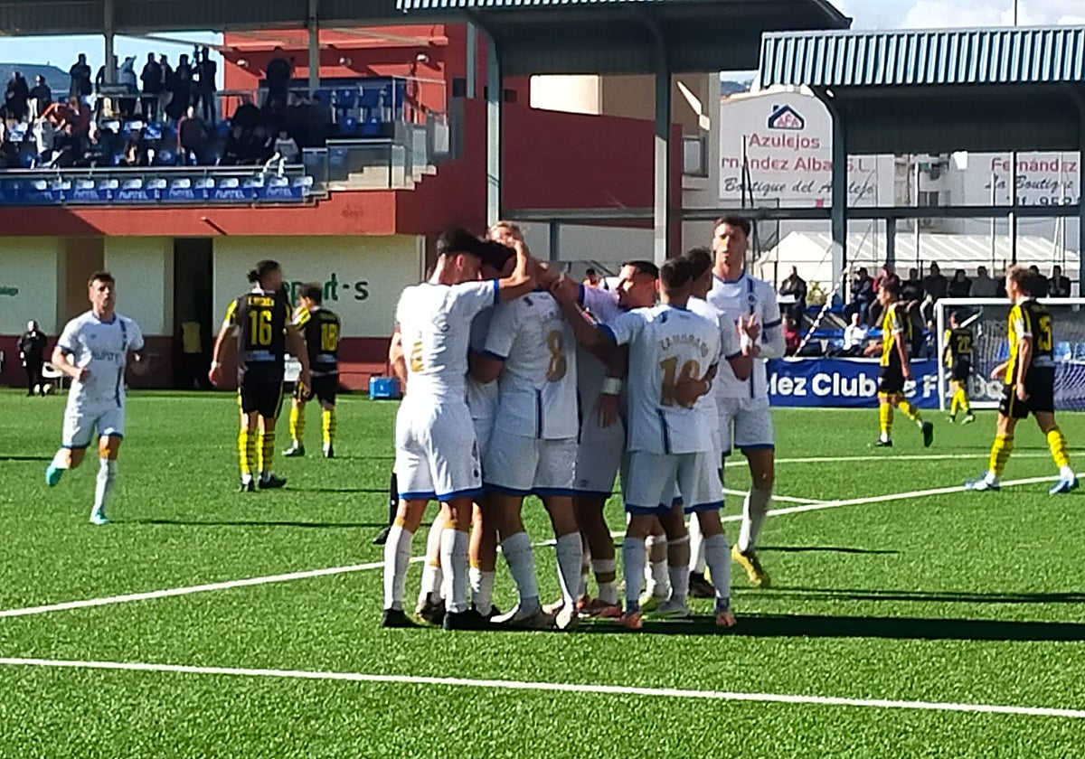 Los jugadores del Vélez celebran el 1-0.