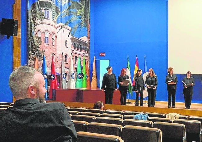 Santiago José Otero admirando a sus compañeros