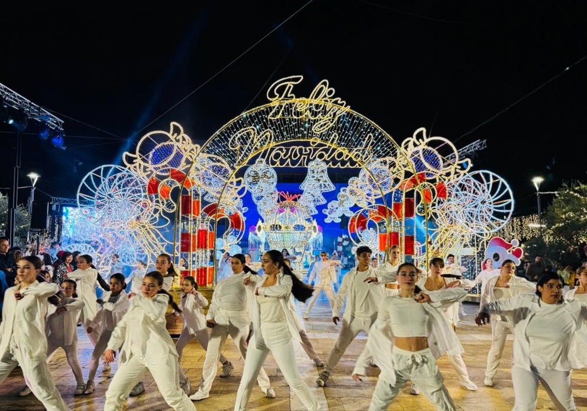 Espectáculo para inaugurar la iluminación navideña en Fuengirola.