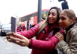 La internacional Olga Carmona, que se paró a fotografiarse con una seguidora.