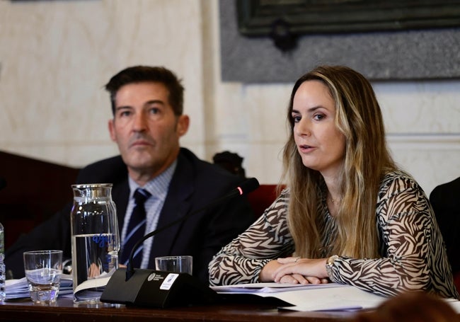 El portavoz y la viceportavoz de Vox, Antonio Alcázar y Yolanda Gómez, durante el pleno.