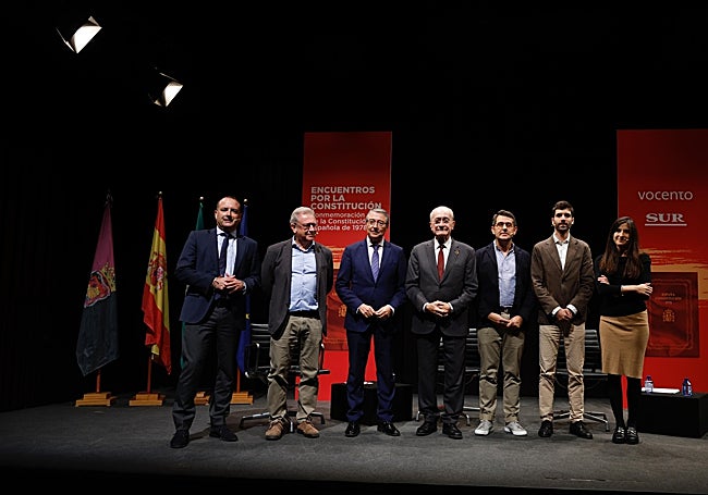 Las autoridades con los ponentes antes del inicio del acto.