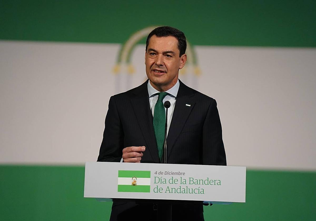 Juanma Moreno refuerza su mensaje de una «España de iguales» en la celebración del Día de Bandera