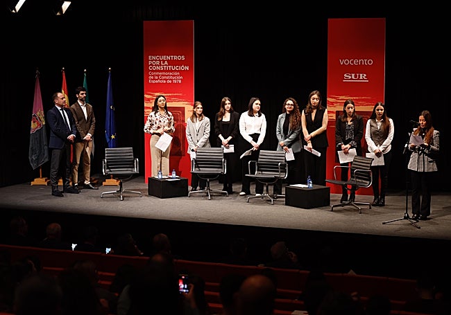 Un momento de la lectura de los artículos de la Carta Magna.