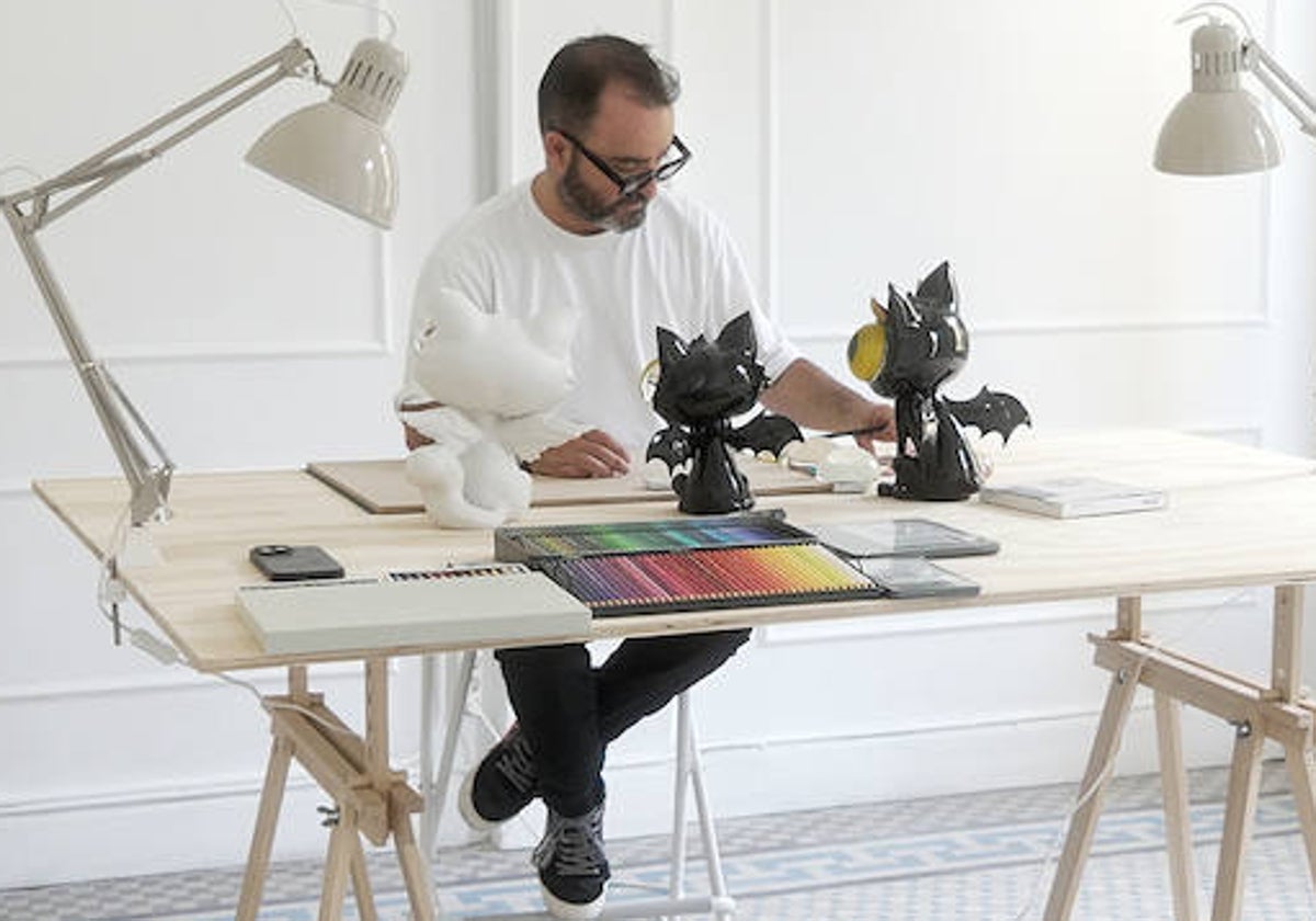 Javier Calleja, durante el proceso de diseño de sus personajes para la nueva colección de Lladró.