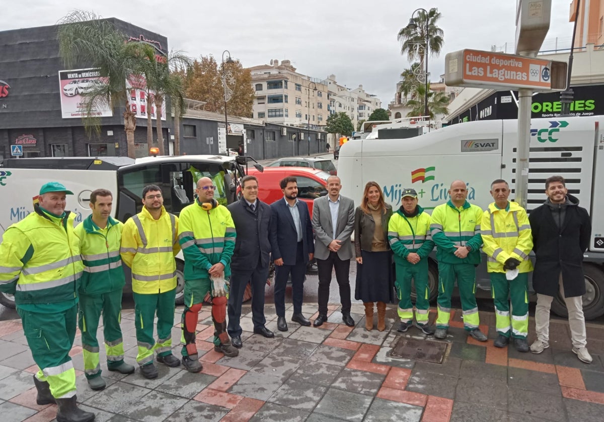 La alcaldesa y el concejal, junto a los operarios de limpieza en la presentación del plan.