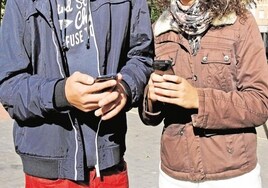La Junta prohíbe desde hoy el uso de los móviles en colegios e institutos