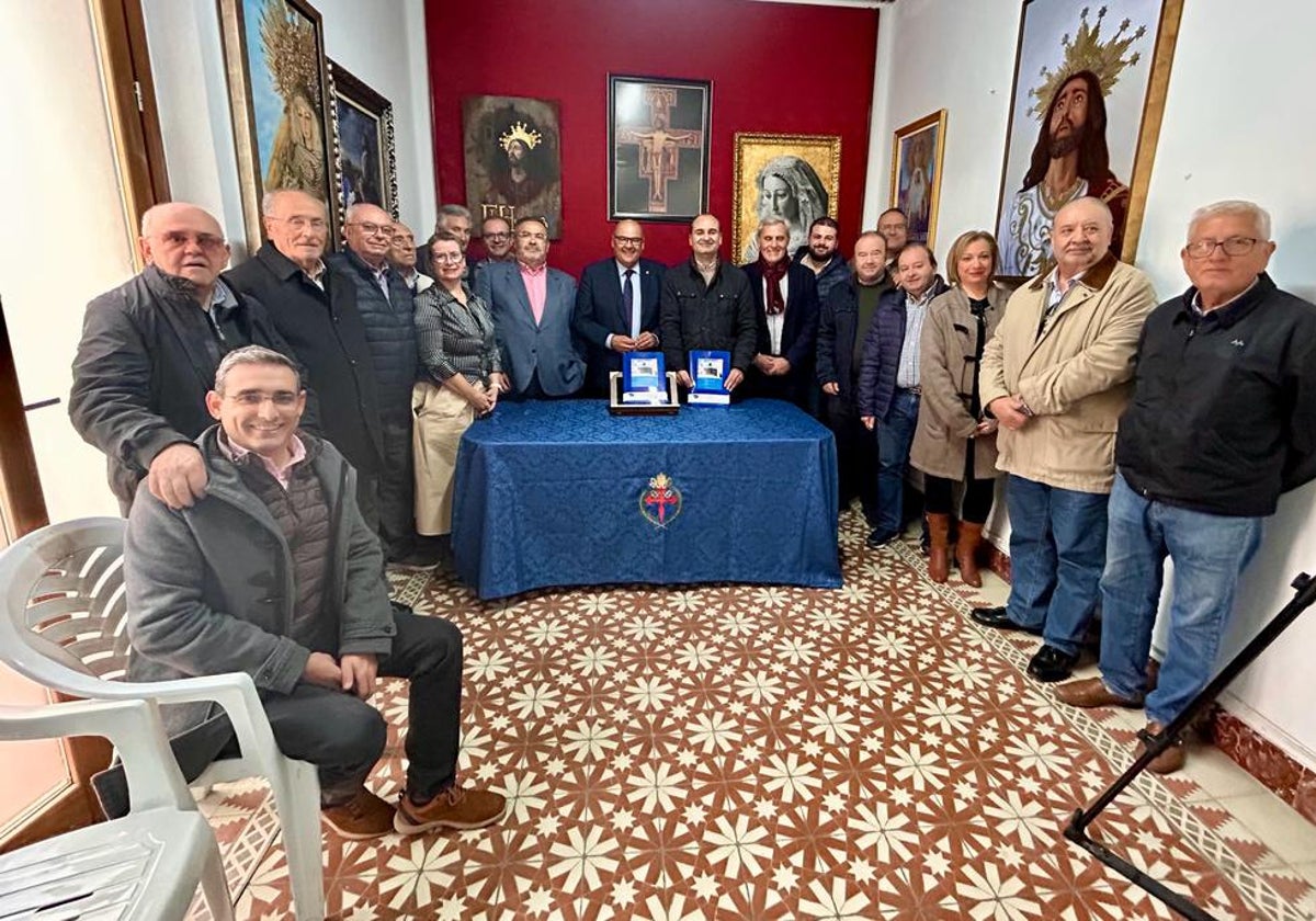 Acto de la firma del acuerdo entre la hermandad veleña y el Ayuntamiento.