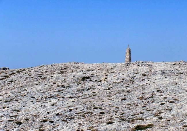 Al fondo, el monolito donde está oficialmente la cima de La Maroma o pico Tejeda