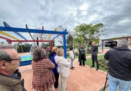 La alcaldesa atiende a los medios de comunicación, en el nuevo parque, ante la mirada de vecinos y vecinas.