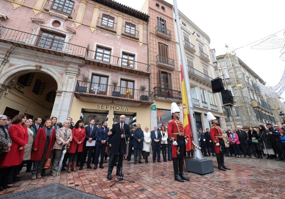 De la Torre, junto a la corporación y las autoridades, esta mañana.